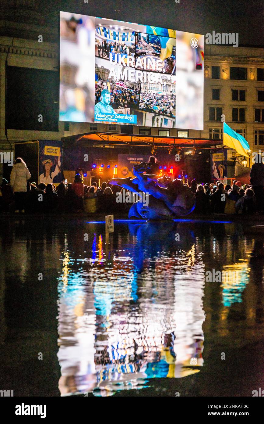 Unità di Ucraina e America alla United for Ukraine Trafalgar Square Vigil che segna l'anniversario dell'invasione russa dell'Ucraina, Trafalgar Squar Foto Stock