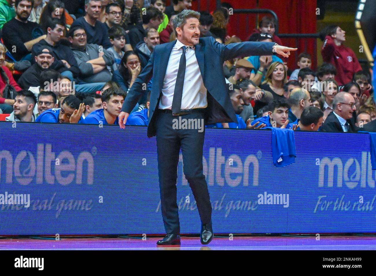 Livorno, Italia. 23rd Feb, 2023. Gianmarco Pozzecco Capo allenatore d'Italia durante i qualificatori della Coppa del mondo - Italia vs Ucraina, squadre di Basket a Livorno, Italia, Febbraio 23 2023 Credit: Independent Photo Agency/Alamy Live News Foto Stock