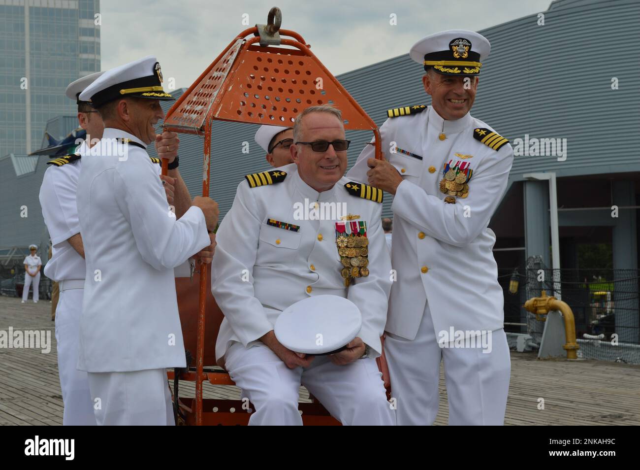 Il capitano Zoah Scheneman è issato su una sedia dei bosoni durante la sua cerimonia di pensionamento sul fantasma della nave da guerra USS Wisconsin (BB 64) smantellata di classe Iowa. La cerimonia è stata ospitata dal museo navale di Hampton Roads. Il capitano Scheneman ha servito a bordo della nave da guerra dal 1988 al 1991 durante la riattivazione del Wisconsin e il suo successivo spiegamento per sostenere, rispettivamente, le operazioni Desert Shield e Desert Storm. Foto Stock