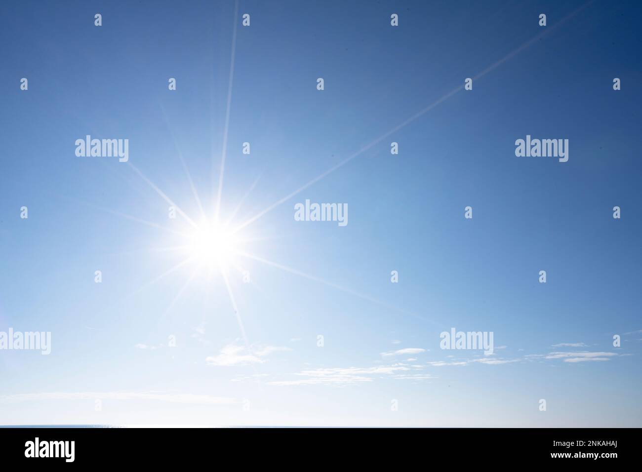 il sole splende nel cielo Foto Stock