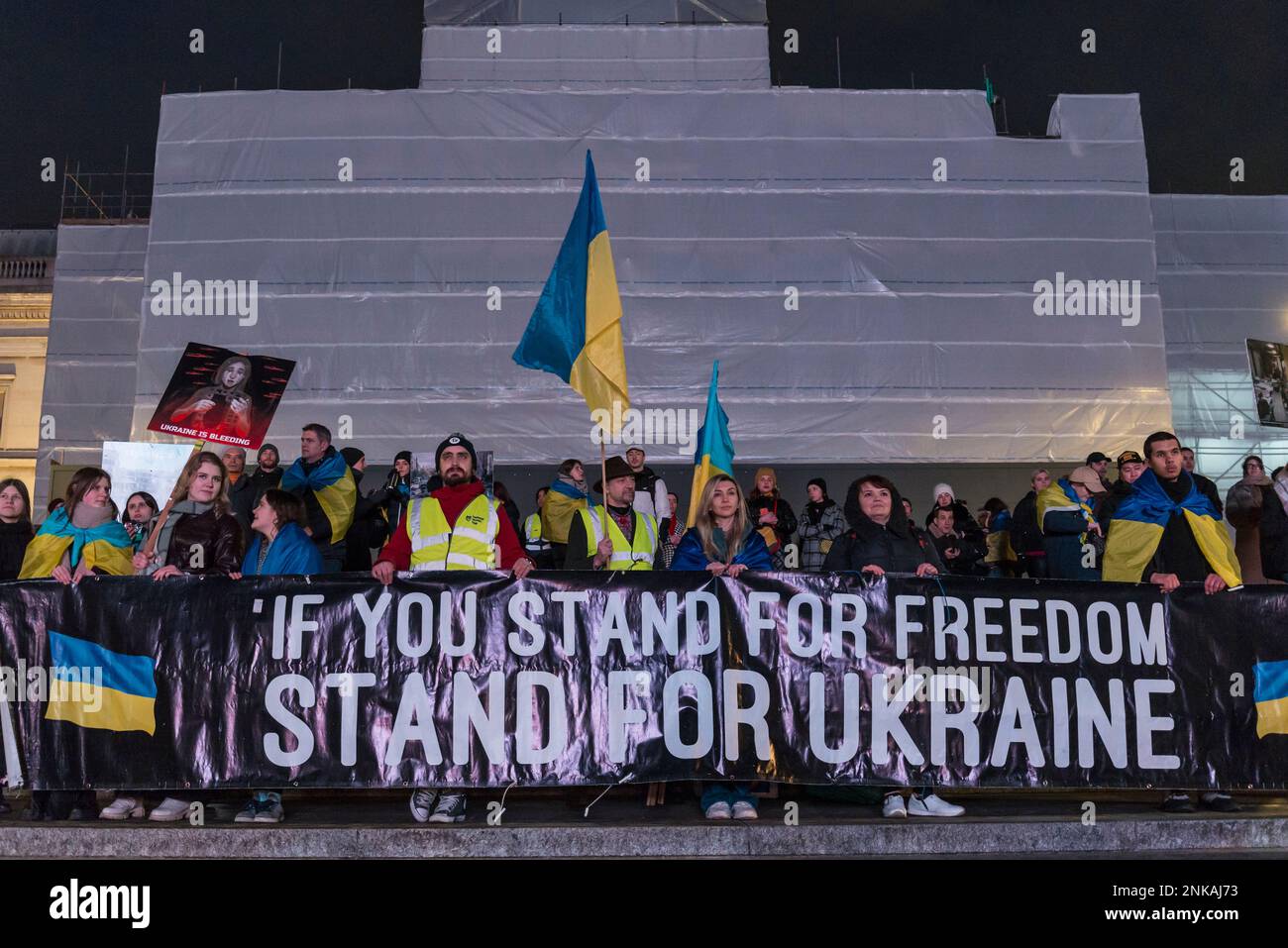 United for Ukraine Trafalgar Square Vigil segna l'anniversario dell'invasione russa dell'Ucraina, Trafalgar Square, Londra, Regno Unito 23/02/2023 Foto Stock