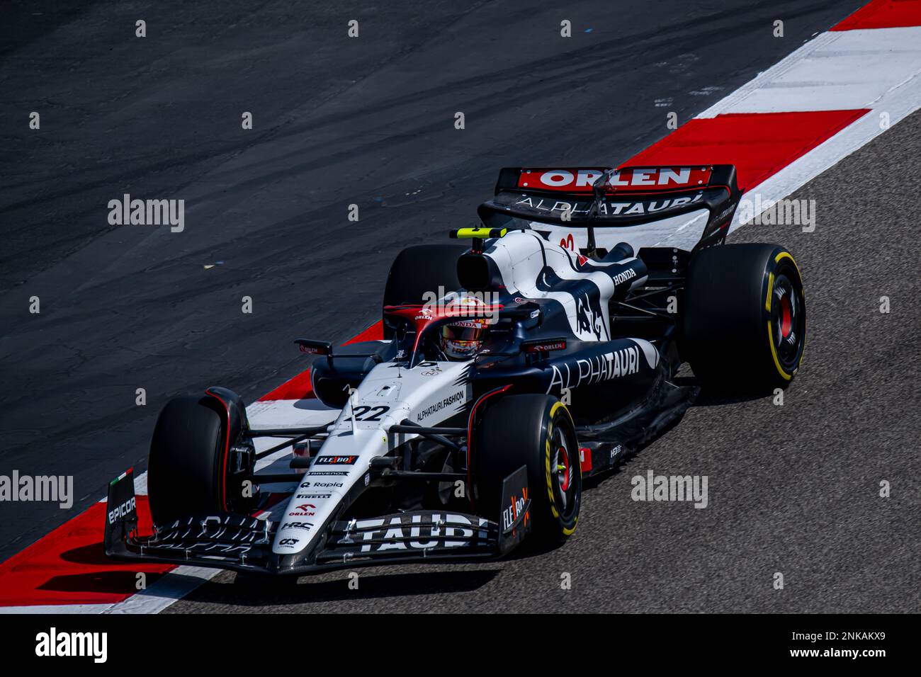 CIRCUITO INTERNAZIONALE BAHRAIN, BAHRAIN - 23 FEBBRAIO: Yuki Tsunoda, Scuderia AlphaTauri AT04 durante i test del Bahrain al Bahrain International Circuit il 23 febbraio 2023 a Sakhir, Bahrain. (Foto di Michael Potts/BSR Agency) Foto Stock