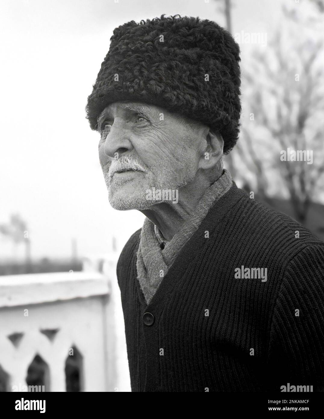 Ritratto dell'anziano nella Contea di Suceava, Repubblica socialista di Romania, circa 1980 Foto Stock