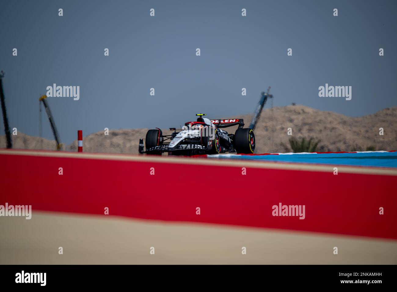 CIRCUITO INTERNAZIONALE BAHRAIN, BAHRAIN - 23 FEBBRAIO: Yuki Tsunoda, Scuderia AlphaTauri AT04 durante i test del Bahrain al Bahrain International Circuit il 23 febbraio 2023 a Sakhir, Bahrain. (Foto di Michael Potts/BSR Agency) Foto Stock