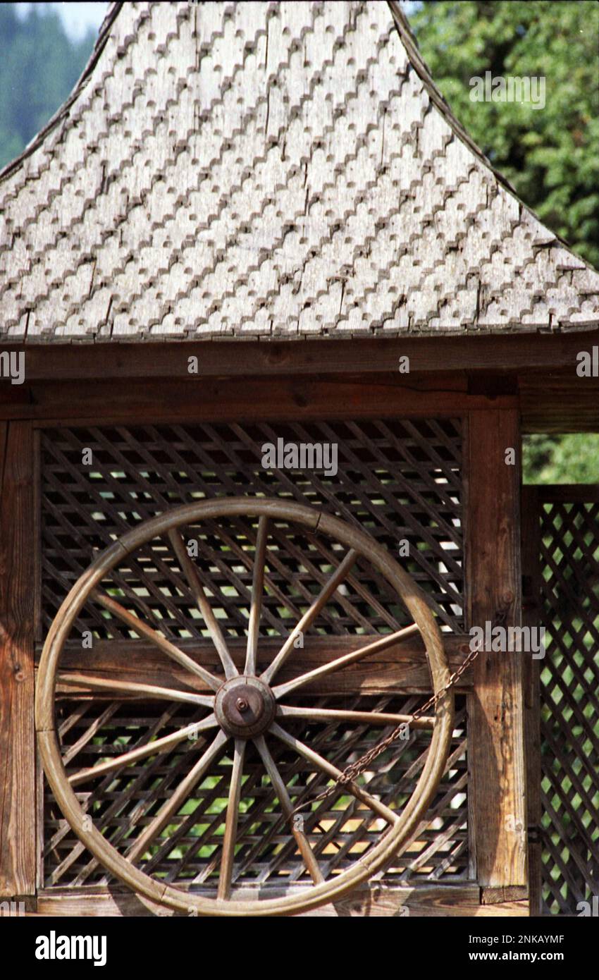 SRAJA, Contea di Suceava, Romania, 1998. Un bel pozzo d'acqua con ruota e struttura esterna in legno. Foto Stock