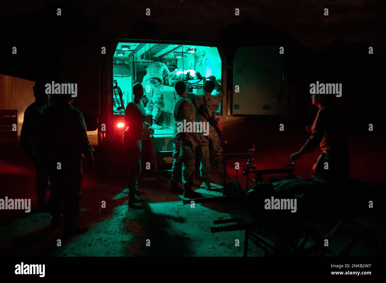 STATI UNITI I soldati della riserva dell'esercito, dal 399th Combat Support Hospital, scaricano i pazienti da un'ambulanza per essere curati in un ospedale da campo durante l'esercitazione Global Medic a Fort McCoy, Wisconsin, 12 agosto 2022. Il Medical Readiness Training Command conduce l'Esercitazione Medica Globale come parte della più grande missione del comando medico della Riserva dell'Armata di fornire unità addestrate, attrezzate e pronte per il combattimento e personale medico per sostenere la forza totale sui campi di battaglia di oggi e di domani. Questa immagine è stata migliorata per enfatizzare il soggetto. Foto Stock