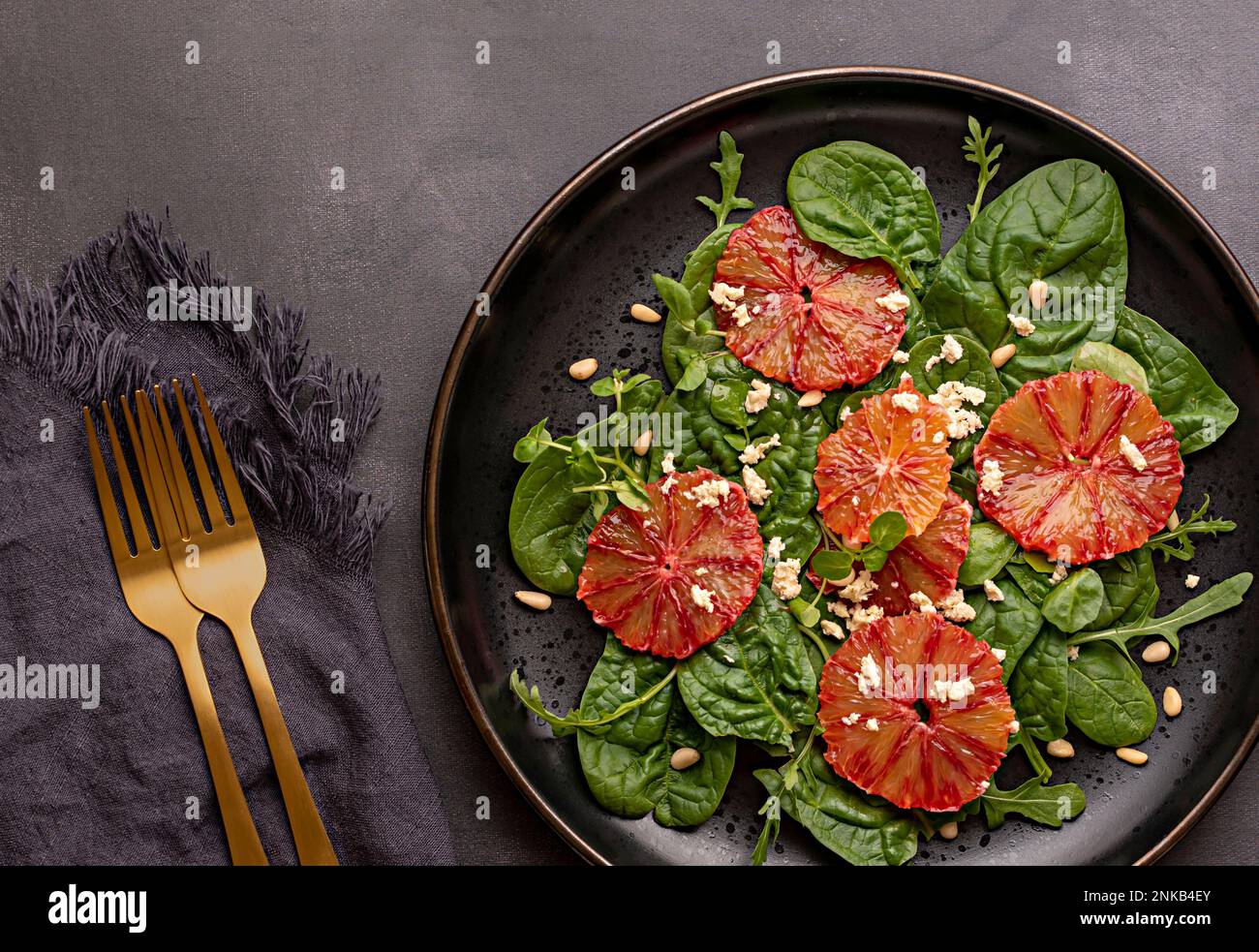 Fotografia alimentare di insalata con arancio rosso, feta, spinaci, rucola, pinoli, verdure, fatte in casa, razzo Foto Stock