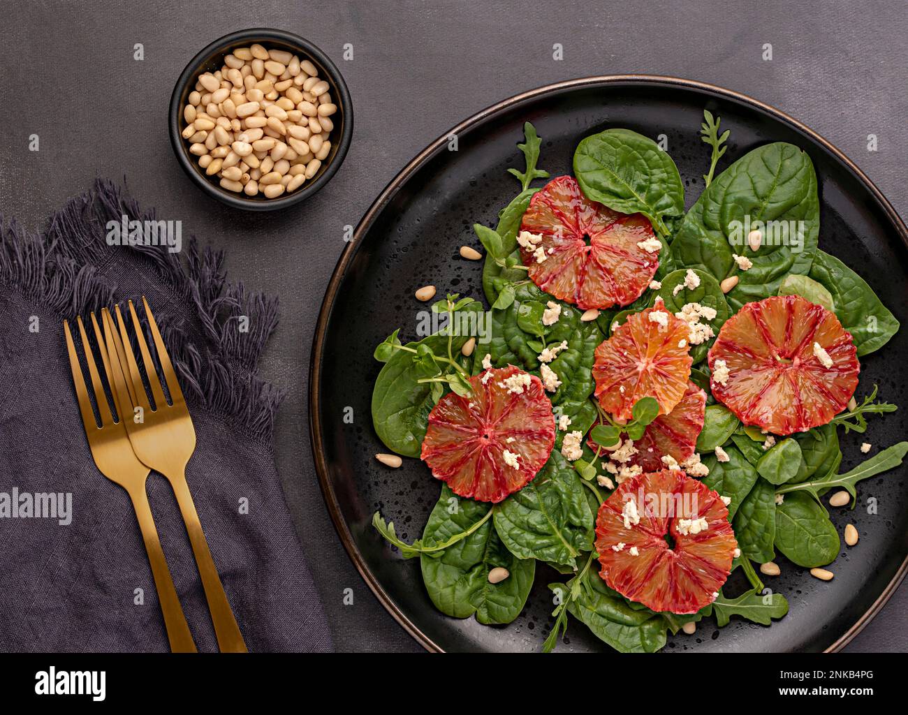 Fotografia alimentare di insalata con arancio rosso, feta, spinaci, rucola, pinoli, verdure, fatte in casa, razzo Foto Stock