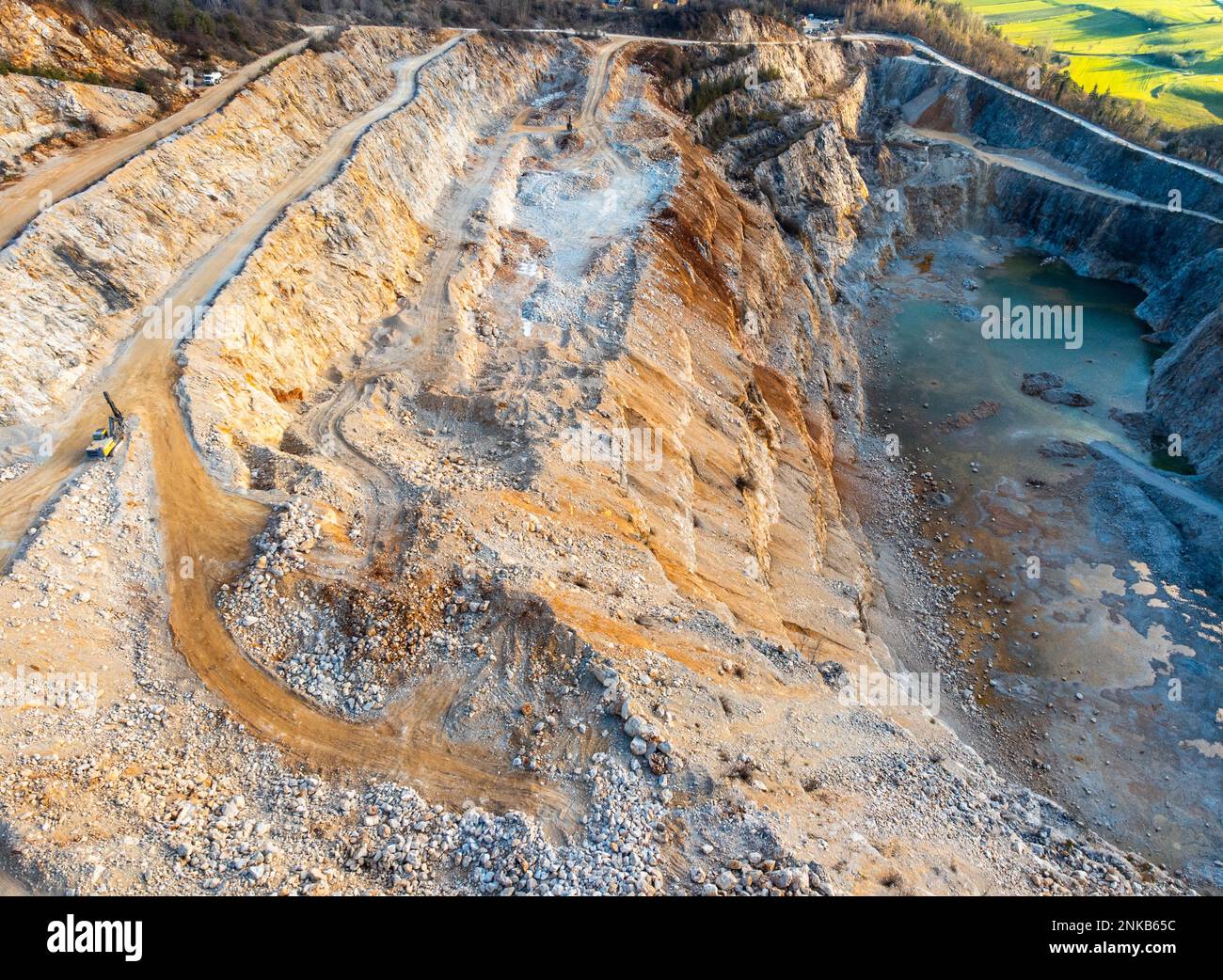 Cava di pietra con terrazze vista aerea drone Foto Stock