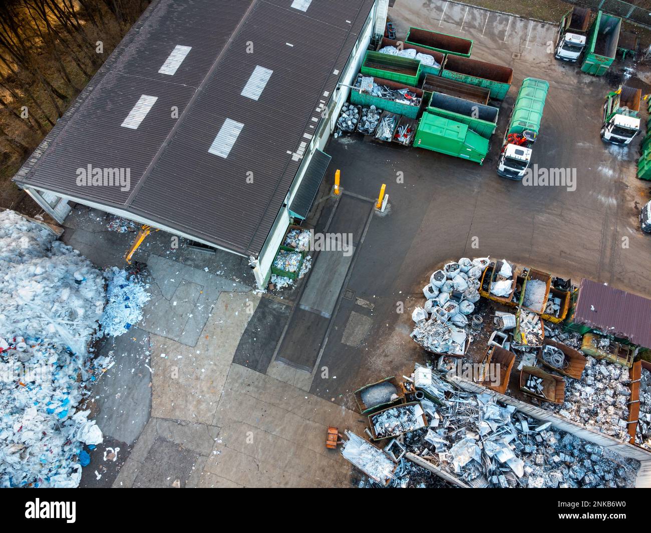 Centro di riciclaggio municipale con contenitori e camion per rifiuti vuoti, vista aerea Foto Stock