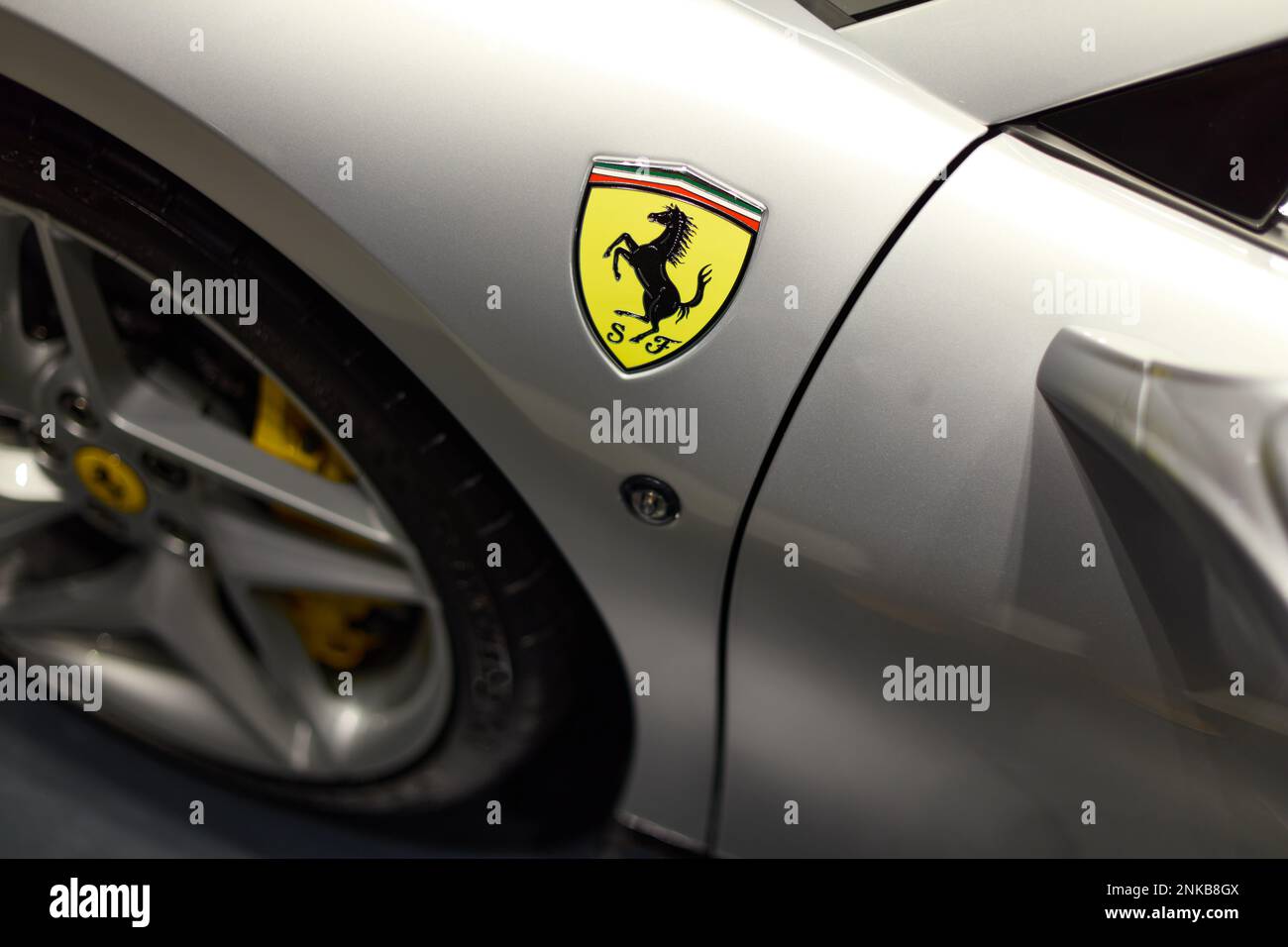 La ruota anteriore della Ferrari F8 Tributo. Vista dall'alto del logo Ferrari. Katowice, Polonia- 29.10.2019 Foto Stock
