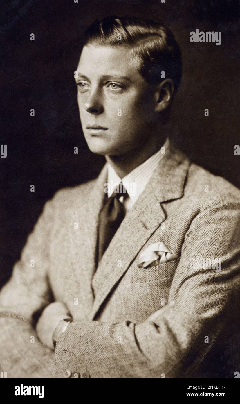 1920 ca. Il principe d'Inghilterra EDOARDO di York ( dopo il principe e duca di Galles e dopo l'abdicazione per Miss Wallis Simpson : duca di WINDSOR ) ( 1894 - 1972 ), dal 1936 re EDOARDO VIII . In questa foto è vestito come l'antico re Giorgio d'Inghilterra . Foto di Campbell Grey , Londra - ROYAL HOUSE - ROYALTY - REALI - nobiltà - nobiltà - colletto - cravatta - cravatta - cravatta - orologio da polso - swatch - pochette - fazzoletto nel taschino - FASHION - moda ---- Archivio GBB Foto Stock
