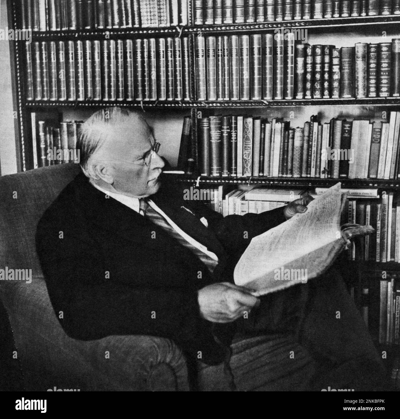 1955 , Kussnacht , Zurigo : il celebre psicolista CARL GUSTAV JOUNG ( Kesswyl 1875 - Kusnacht 1961 ) , Studioso con Sigmund Freud a Wienn nel 1907 - PSICANALISTA - PSICOANALISTA - PSICANALISI - PSICOANALISI - psicoanalisi - cravatta - cravatta - etichetta - lettore - libro - libro - libro - biblioteca - biblioteca ---- Archivio GBB Foto Stock