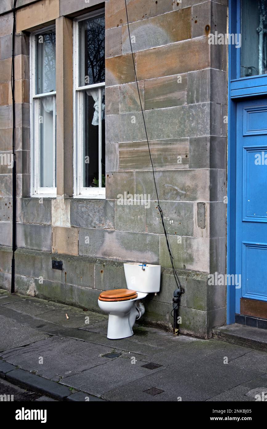 Un gabinetto esterno, WC e cisterna lasciarono fuori da un inquilino a Edimburgo presumibilmente per il consiglio di raccogliere. Foto Stock