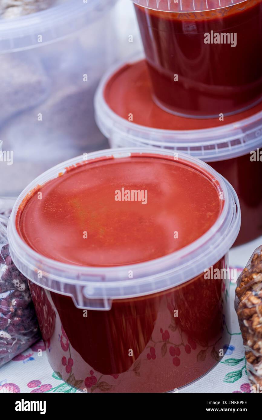 marmellata fatta a mano di rosa. Rosehip in plastica sul mercato. Marmellata senza zucchero. Foto Stock