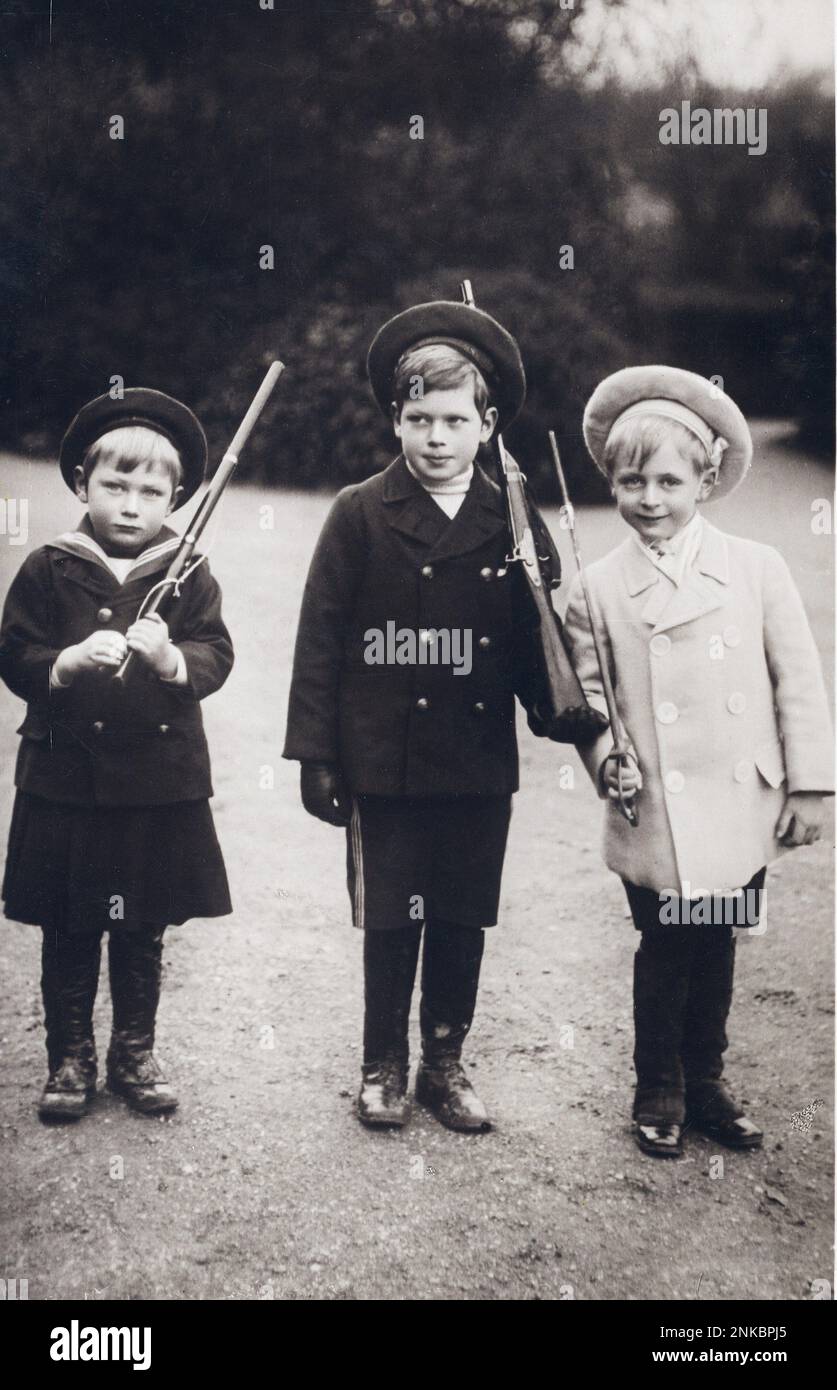 1910 ca. : Il principe reale GIORGIO di Galles ( dopo Duca di KENT ( 1902 - 1942 ) futuro marito di princesse Marina di Grecia e Danimarca ( 1906 - 1968 ), con il piccolo principe fratello GIOVANNI ( 1905 - 1919 ) e il principe ereditario OLAF di Norvegia (Futuro re OLAV V di Norvegia , 1872 - 1957) figlio della principessa Maud di Gran Bretagna ( 1869 - 1938 ) padre del re Edoardo VII d'Inghilterra ( 1841 - 1910 ) - Cucini - cugini - famiglia - famiglia - ritratto - ritratto - ROYALTY - REALI - Nobiltà - nobiltà - cappello - vestito alla marinara - marinaretto - abito in uniforme militare - divisa uniformi mili Foto Stock