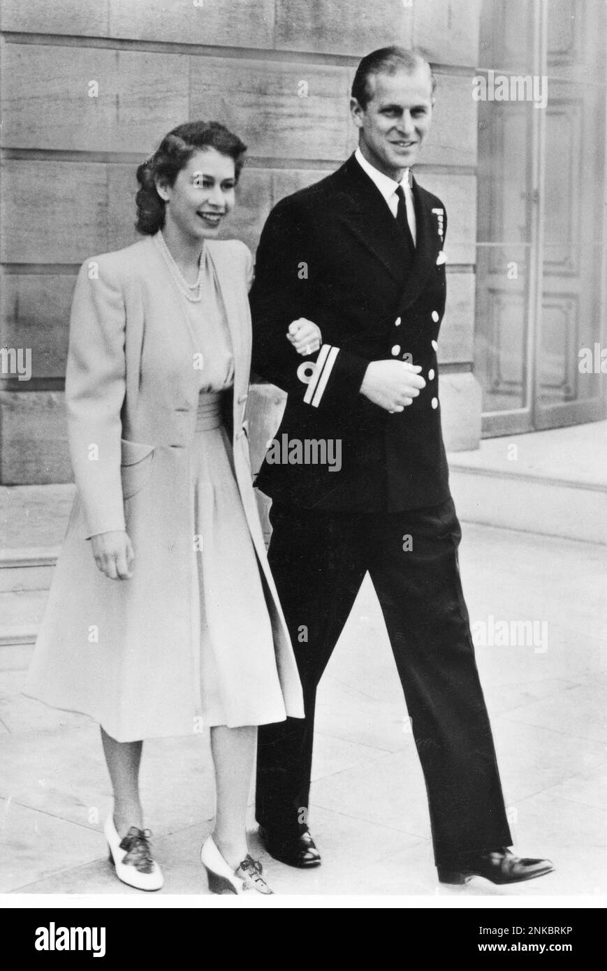 1947 ca : la futura Regina ELISABETTA II d'INGHILTERRA ( data di nascita 21 aprile 1926 ) con il futuro tenente PHILIP MOUNTBATTEN ( 10 giugno 1921 ) Duca di Edimburgo e Principe di Grecia ana Danimarca - REALI - ROYALTY - nobili - nobiltà - nobiltà - GRAND BRETAGNA - INGHILTERRA - REGINA - WINDSOR - collana - collera - gioviello - gioielli - perle - perla - perla - sorriso - sorriso - sorriso - FIDANZATI - Innamorati - IL REALE BETROTHAL - uniforme militare - uniforme divisa militare della marina ---- Archivio GBB Foto Stock