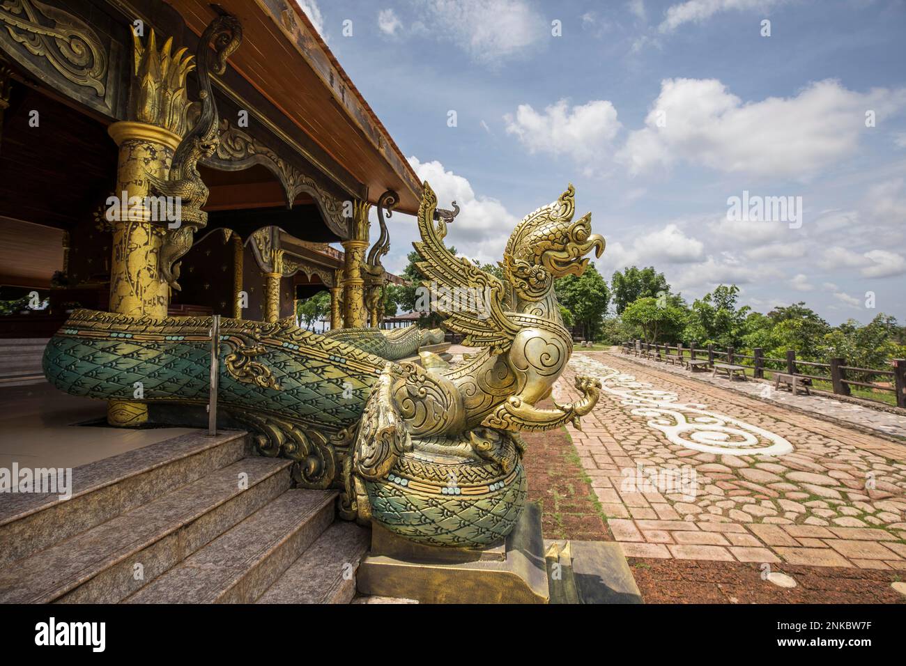 Testa del drago nel tempio Wat Sirindhorn Wararam, Wat Phu Prao, vicino a Kong Chiam, provincia di Ubon Ratchathani, Isaan, Thailandia Foto Stock