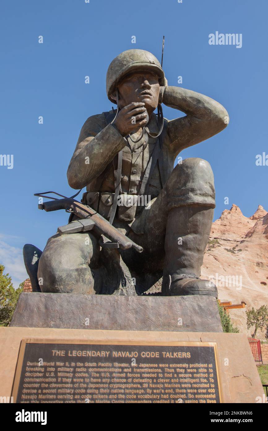 Il Navajo Code Talker Memorial a Window Rock, Ariz., 13 agosto 2022. Durante la battaglia di Iwo Jima, sei Navajo Code Talker Marines hanno trasmesso con successo più di 800 messaggi senza errori. Secondo il maggiore Howard Connor, ufficiale del segnale della divisione Marine del 5th durante la battaglia, “se non fosse stato per i Navajos, i Marines non avrebbero mai preso Iwo Jima”. Foto Stock