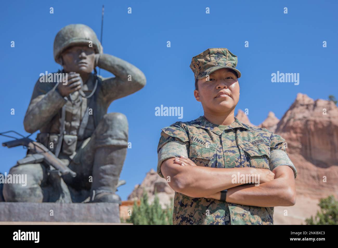 Danielle Kinney, specialista amministrativo presso la United States Army Field Artillery School, Marine Artillery Detachment, Fort Sill, Okla, posa per una foto di fronte al Navajo Code Talker Memorial in Window Rock, Ariz., 13 agosto 2022. GySgt. Kinney deriva da una lunga stirpe di Marines e divenne la prima e unica Marina femminile della sua famiglia, portando avanti la tradizione guerriera della sua famiglia. Foto Stock