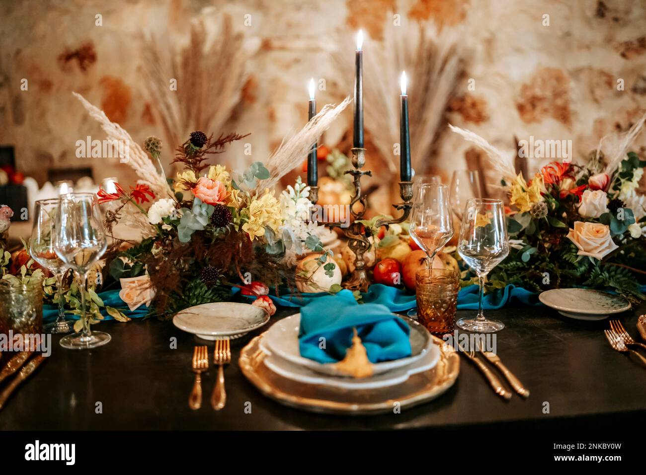 Squisita, elegante, dorata e blu arredamento da tavolo in colori scuri Foto Stock