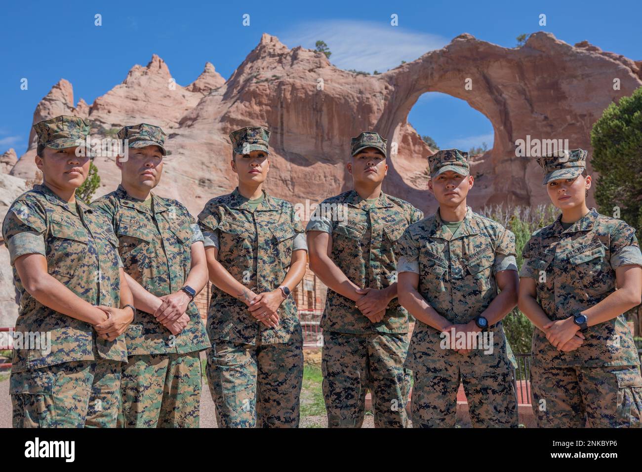 STATI UNITI I Marines, che sono anche membri della Nazione Navajo, si riuniscono per discutere la loro partecipazione alla cerimonia nazionale dei Talkers Codice Navajo al Memoriale dei Talker Codice Navajo a Window Rock, Ariz., 13 agosto 2022. I Marini non si erano mai incontrati prima, ma rapidamente trovarono terreno comune attraverso il loro servizio militare condiviso e il patrimonio Navajo. I Navajo Marines esprimevano orgoglio, gratitudine e senso di responsabilità per essere all'altezza dell'eredità iniziata dai Navajo Code Talkers. Foto Stock