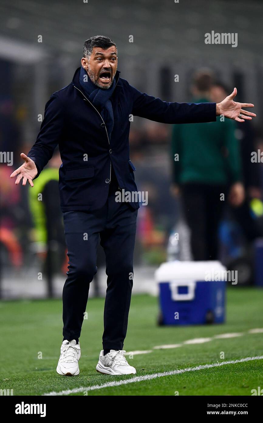 Milano, Italia. 22 febbraio 2023. Sergio Conceicao, allenatore capo del FC Porto, reagisce durante la partita di calcio della UEFA Champions League 16 tra FC Internazionale e FC Porto. Credit: Nicolò campo/Alamy Live News Foto Stock