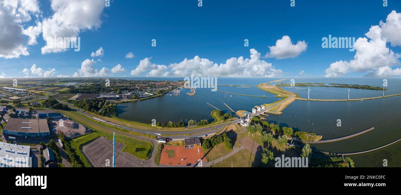Veduta aerea di Enkhuizen e della serratura di Krabersgat tra Markermeer e Ijsselmeer, Enkhuizen, Olanda settentrionale, Paesi Bassi Foto Stock