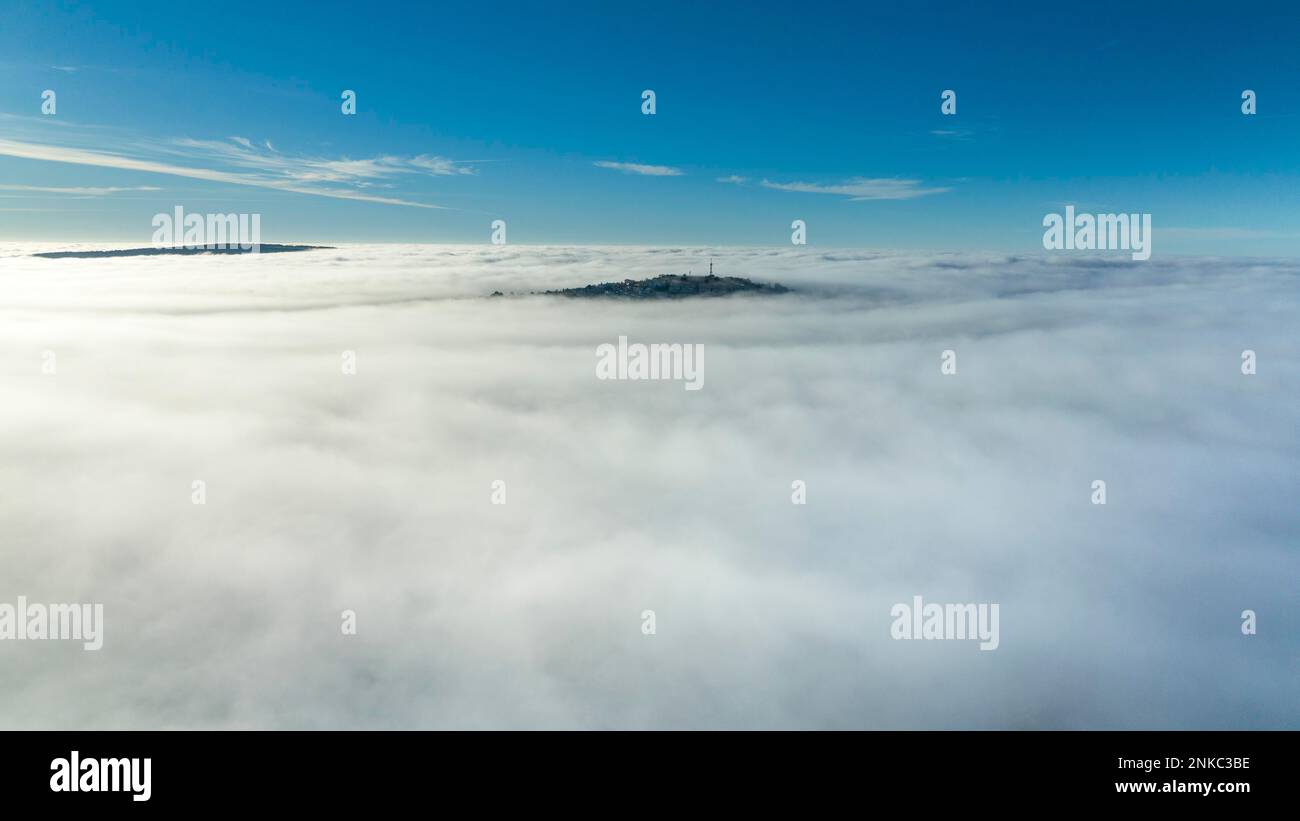 Vista aerea, Spagna, Maiorca, volo sopra le nuvole, la costa di Maiorca nella nebbia con la città di Santa Ponca Foto Stock