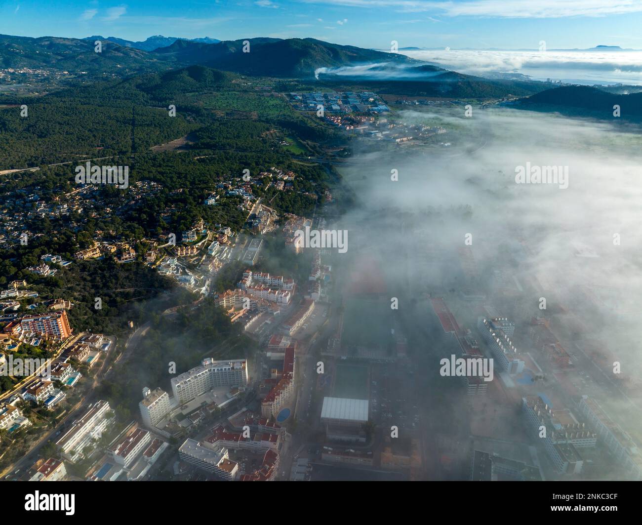 Vista aerea, Spagna, Maiorca, volo sopra le nuvole, la costa di Maiorca nella nebbia con la città di Santa Ponca Foto Stock