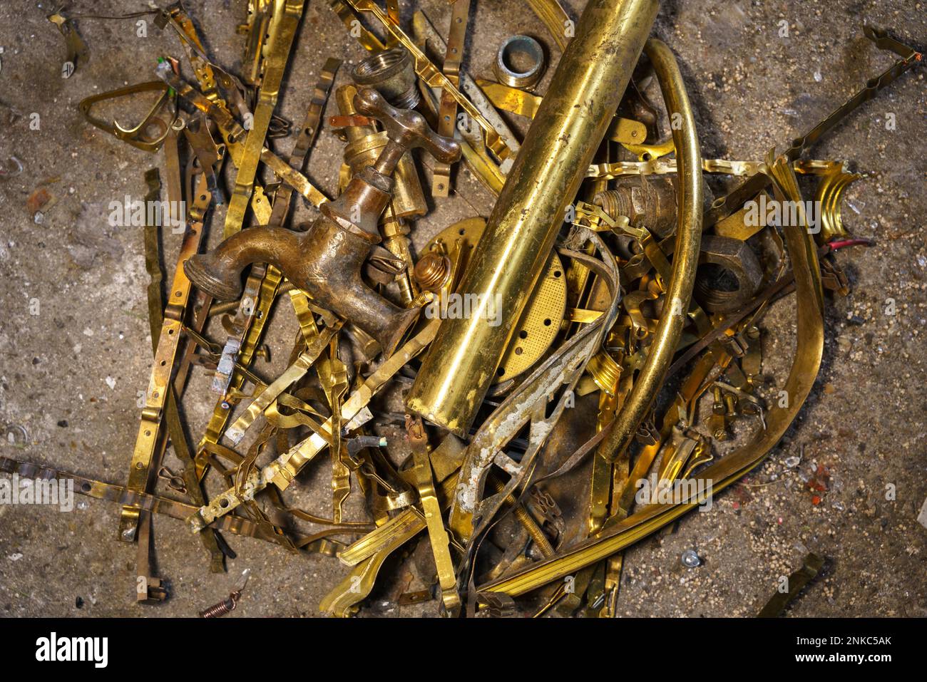 Vecchi elementi in ottone idraulici nel riciclaggio. Riciclaggio di rottami non ferrosi Foto Stock