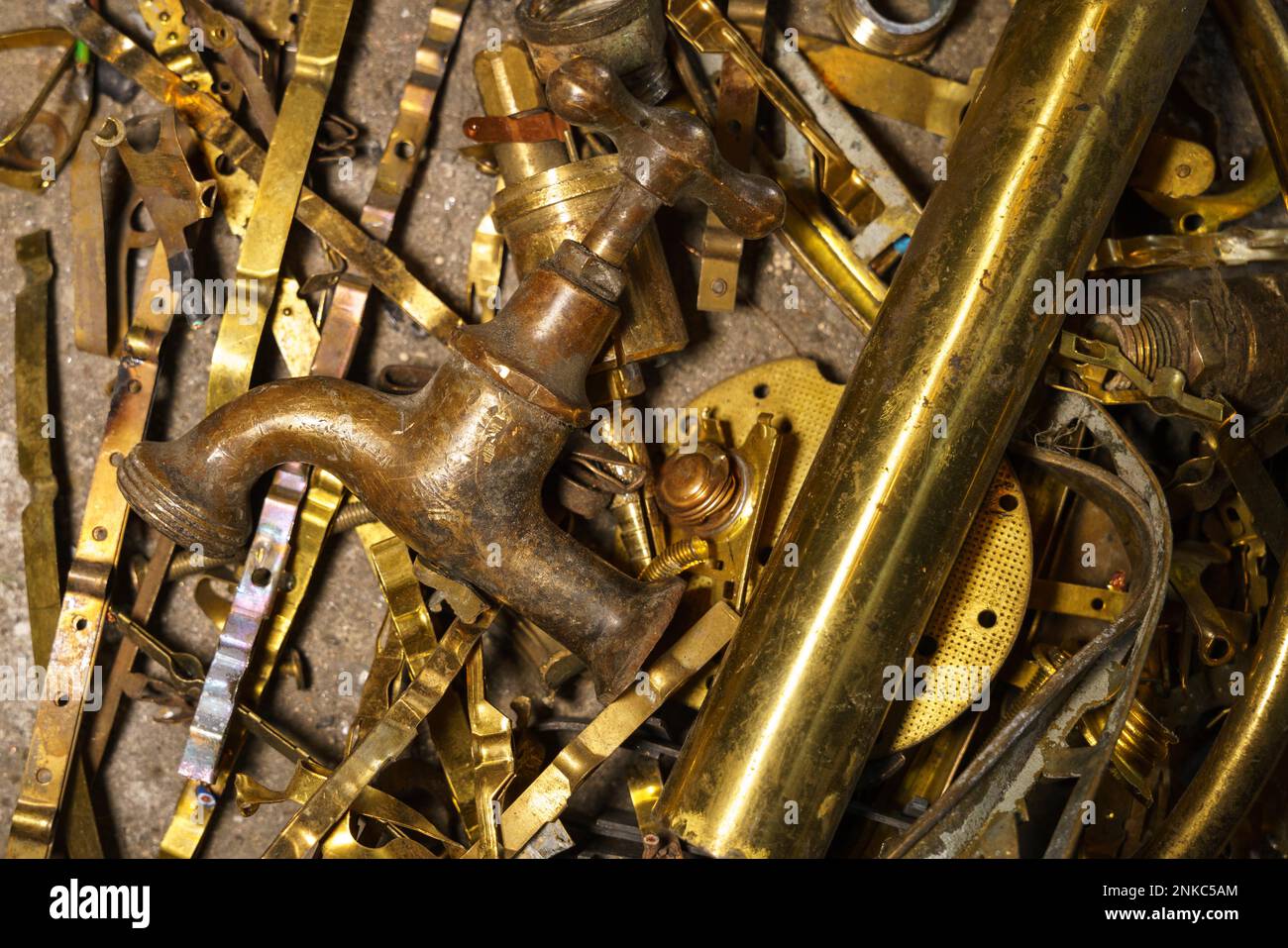 Vecchi elementi in ottone idraulici nel riciclaggio. Riciclaggio di rottami non ferrosi Foto Stock