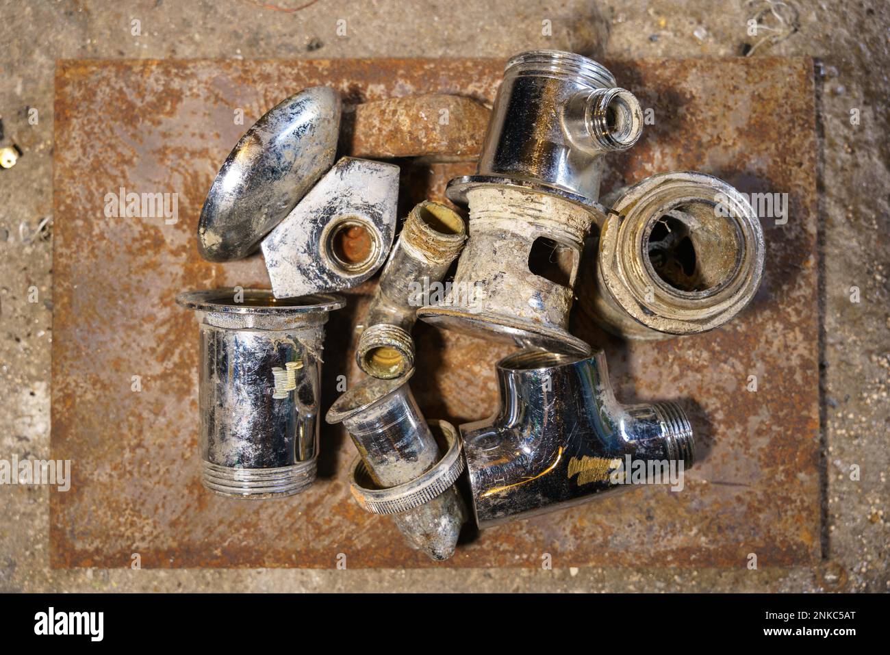 Vecchi dadi e raccordi in ottone per il riciclaggio di impianti idraulici. Riciclaggio di rottami non ferrosi Foto Stock