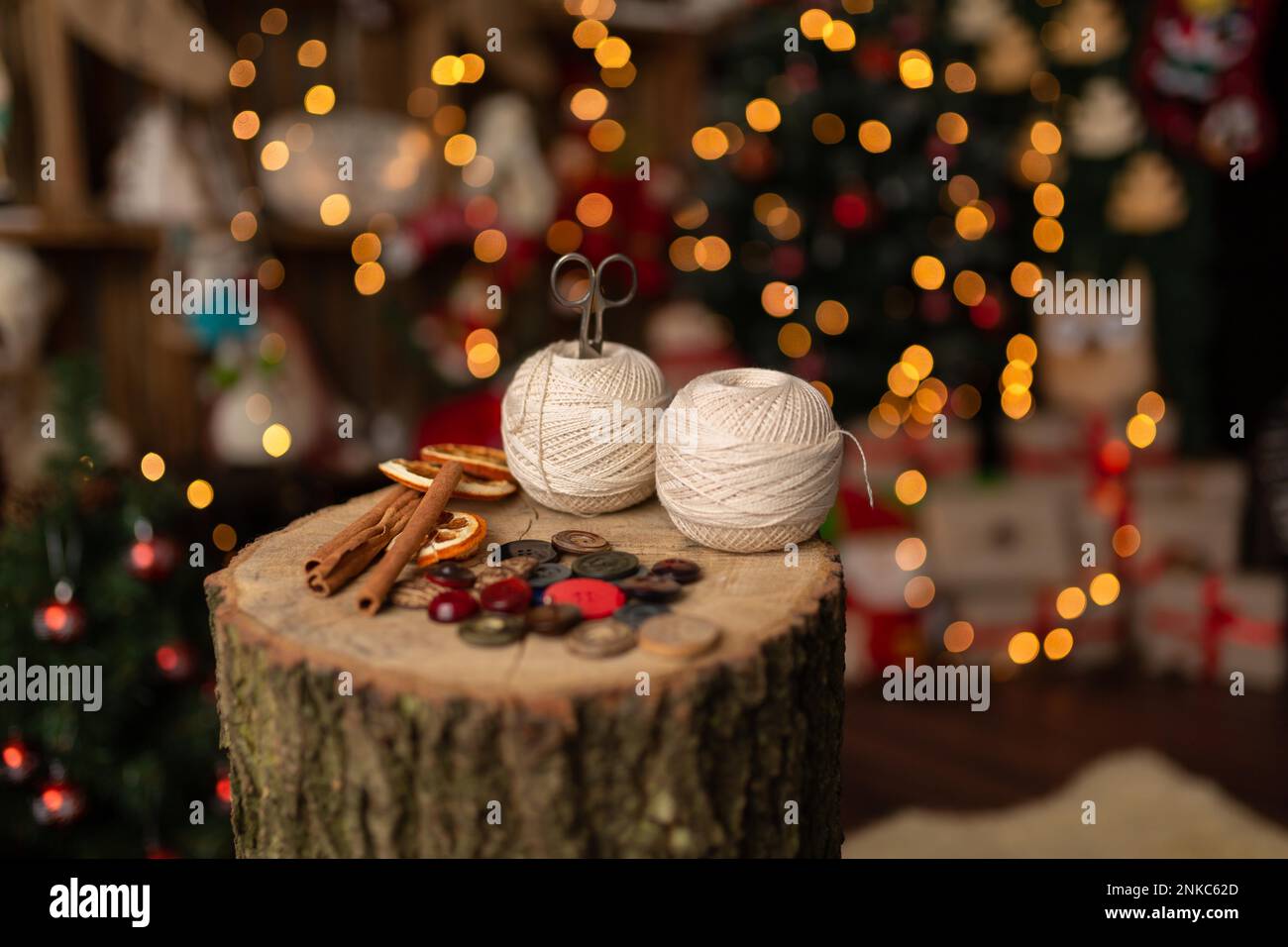 Una scena natalizia con un bel bokeh sullo sfondo e utensili da cucire. In studio Foto Stock