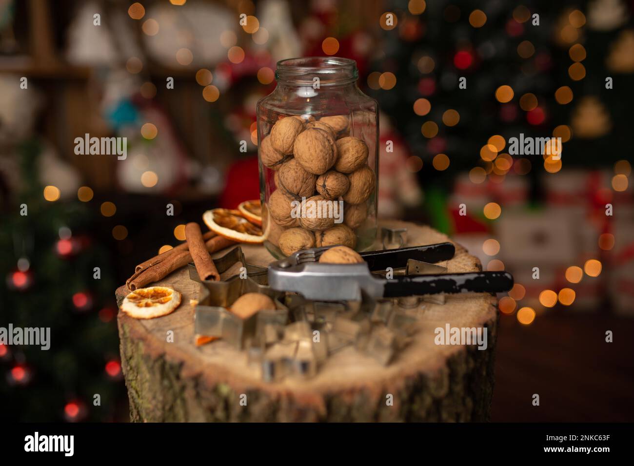 Scena natalizia con belle noci e bokeh sullo sfondo. In studio Foto Stock