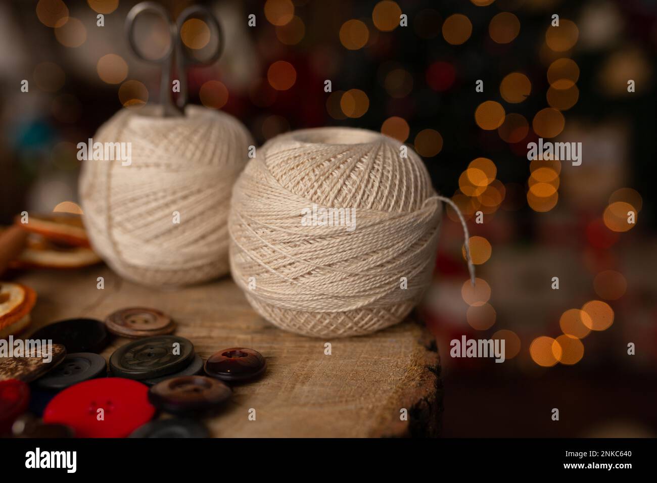 Una scena natalizia con un bel bokeh sullo sfondo e utensili da cucire. In studio Foto Stock