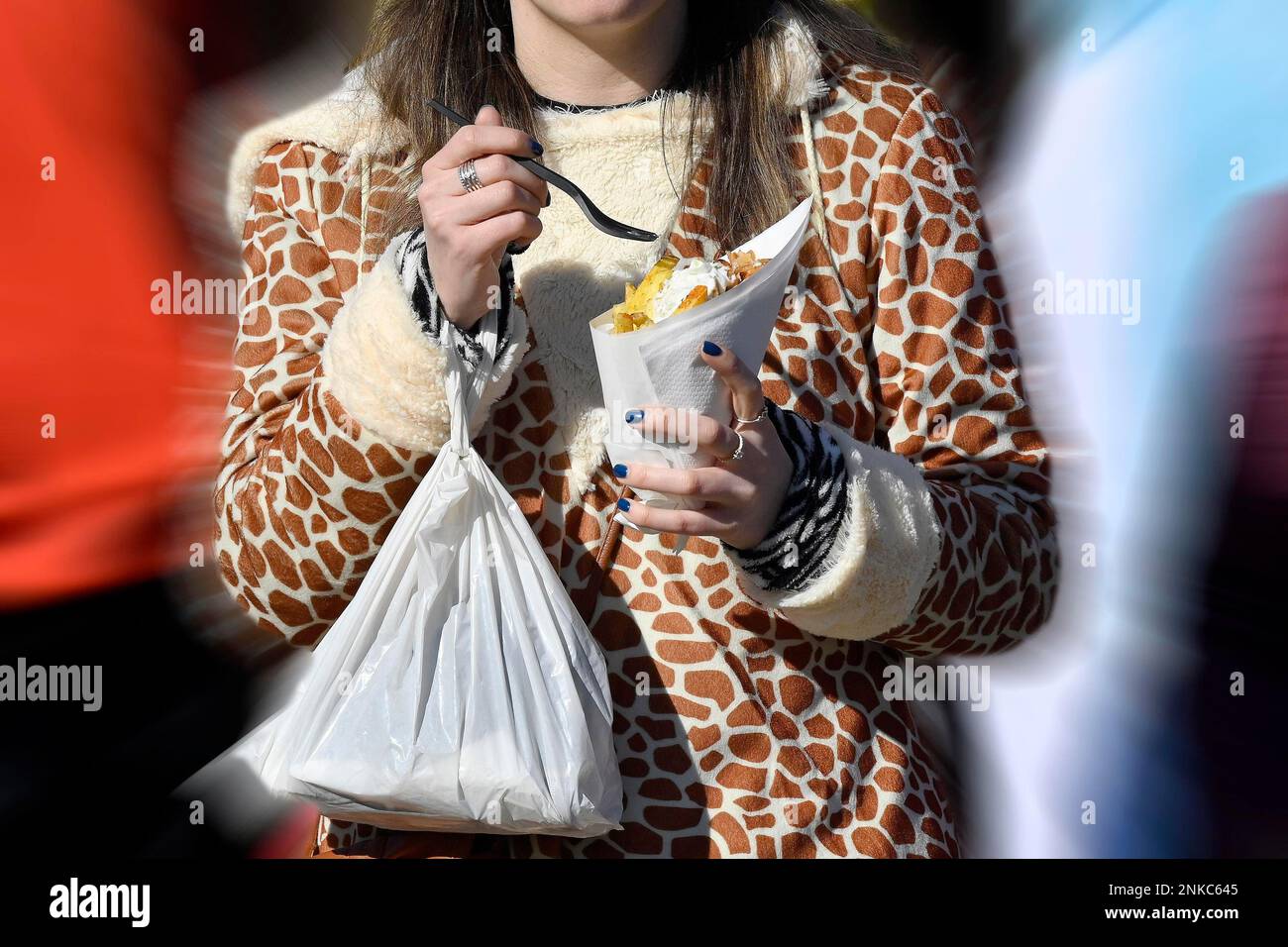 Donna take away patatine fritte Foto Stock