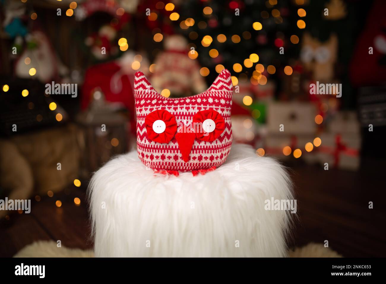Scena natalizia con un bel bokeh sullo sfondo e gufi di peluche. In sudio Foto Stock