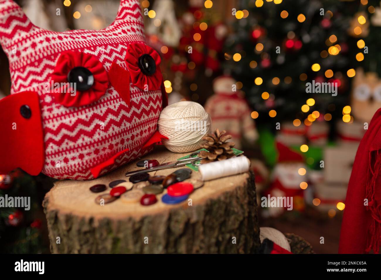 La nonna scaglia un gufo peluche nella disposizione di Natale. In studio Foto Stock