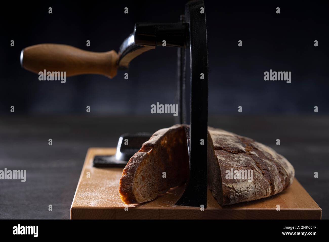 Pane misto con affettatrice manuale Foto Stock