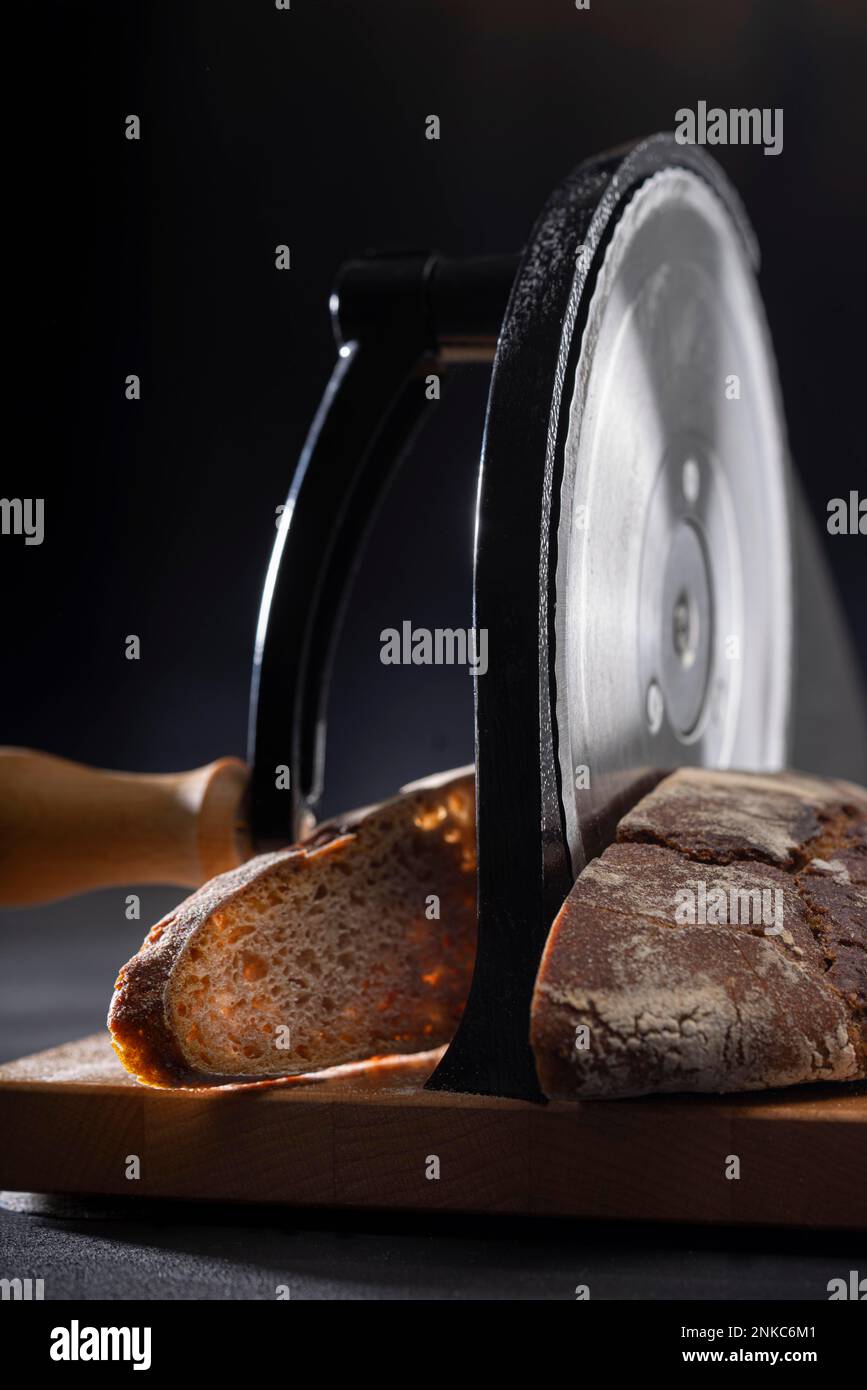 Pane misto con affettatrice manuale Foto Stock