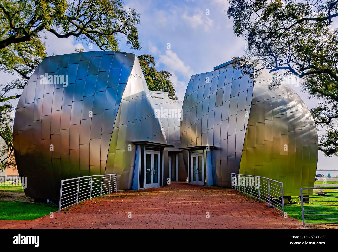 Quattro baccelli in acciaio inossidabile progettati dall'architetto Frank Gehry sono raffigurati al Museo d'Arte OHR-o'Keefe, 22 febbraio 2023, a Biloxi, Mississippi. Foto Stock