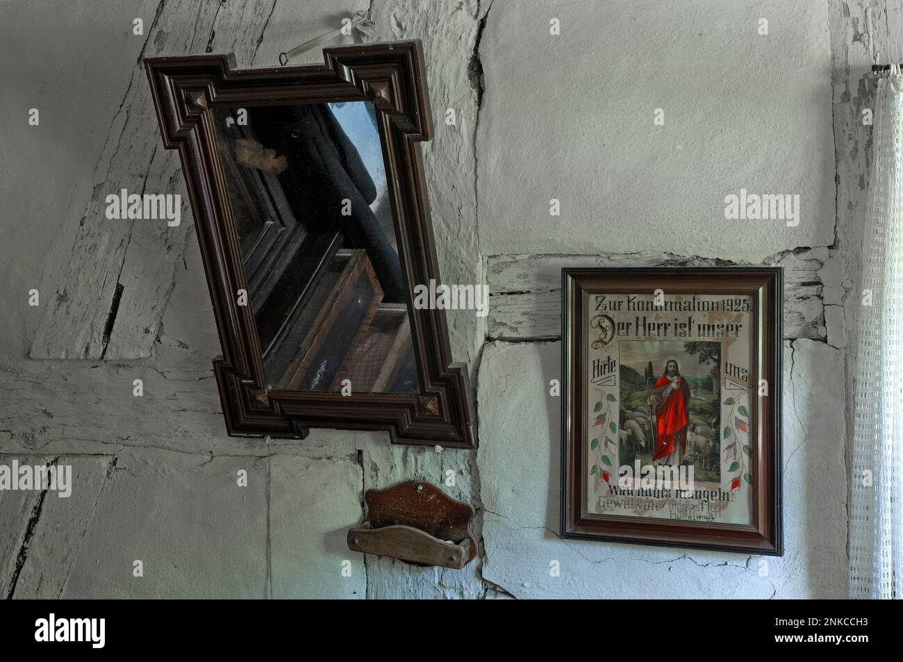 Immagine di un santo e specchio nel soggiorno della casa dei pastori, Museo all'aperto della Franconia, Bad Windsheim, Franconia centrale, Baviera, Germania Foto Stock