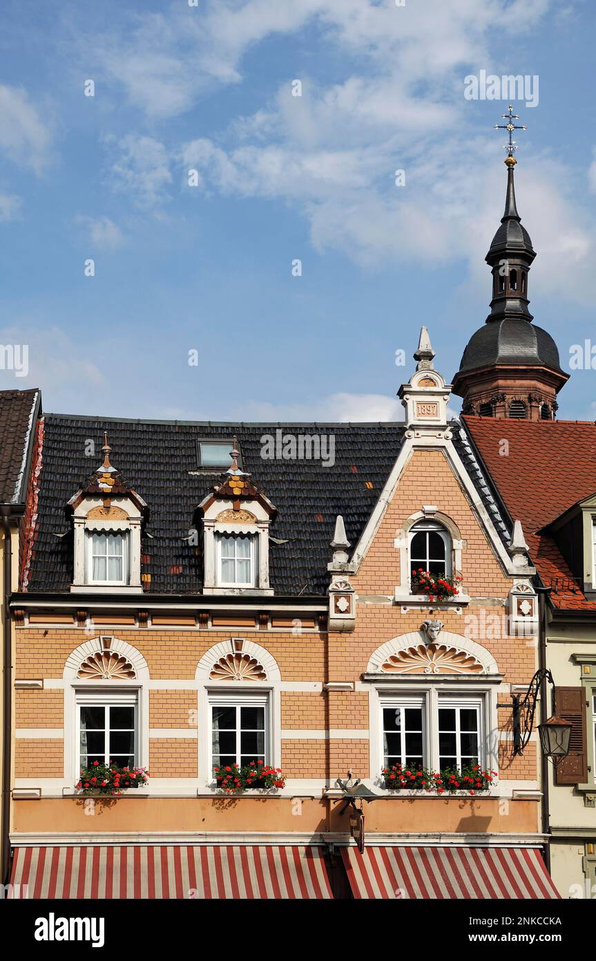 Facciata della casa dal 1897 dietro la torre della Marienkirche, Gengenbach, Baden-Wuerttemberg, Germania Foto Stock