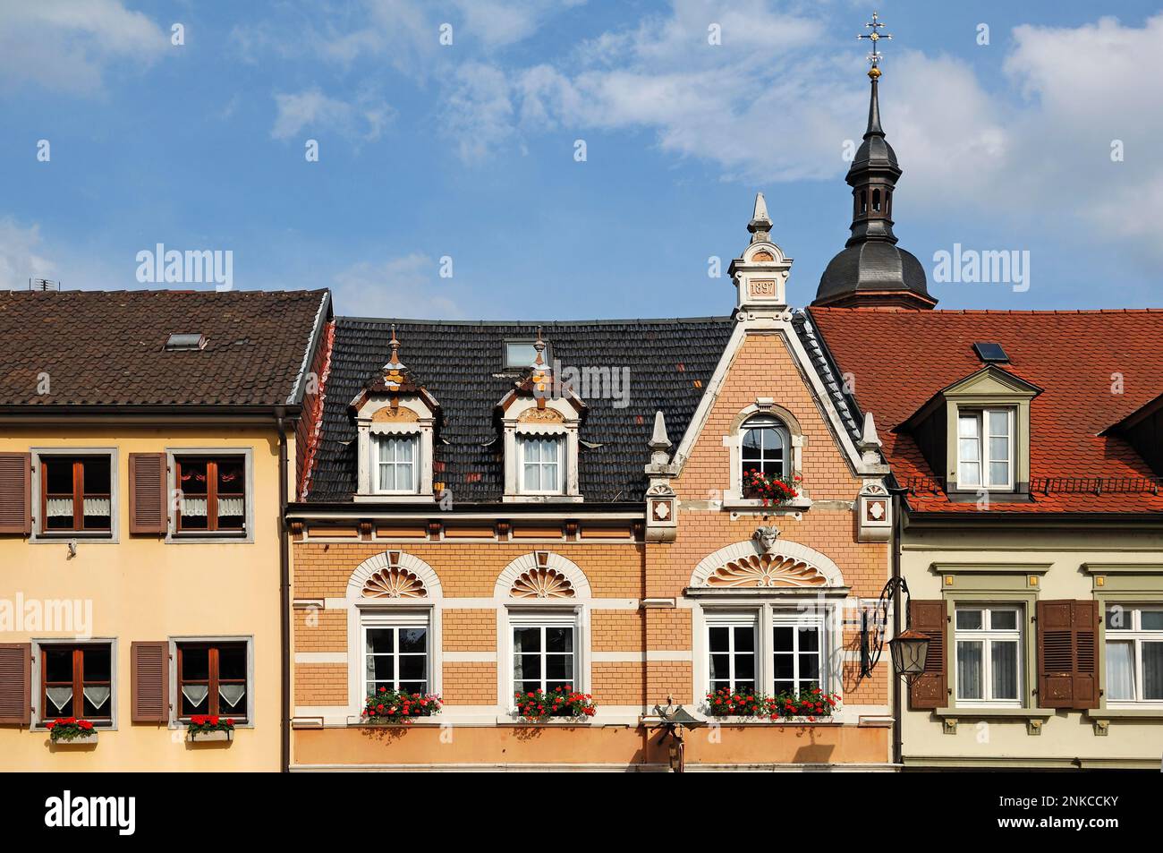 Facciata della casa dal 1897 dietro la torre della Marienkirche, Gengenbach, Baden-Wuerttemberg, Germania Foto Stock