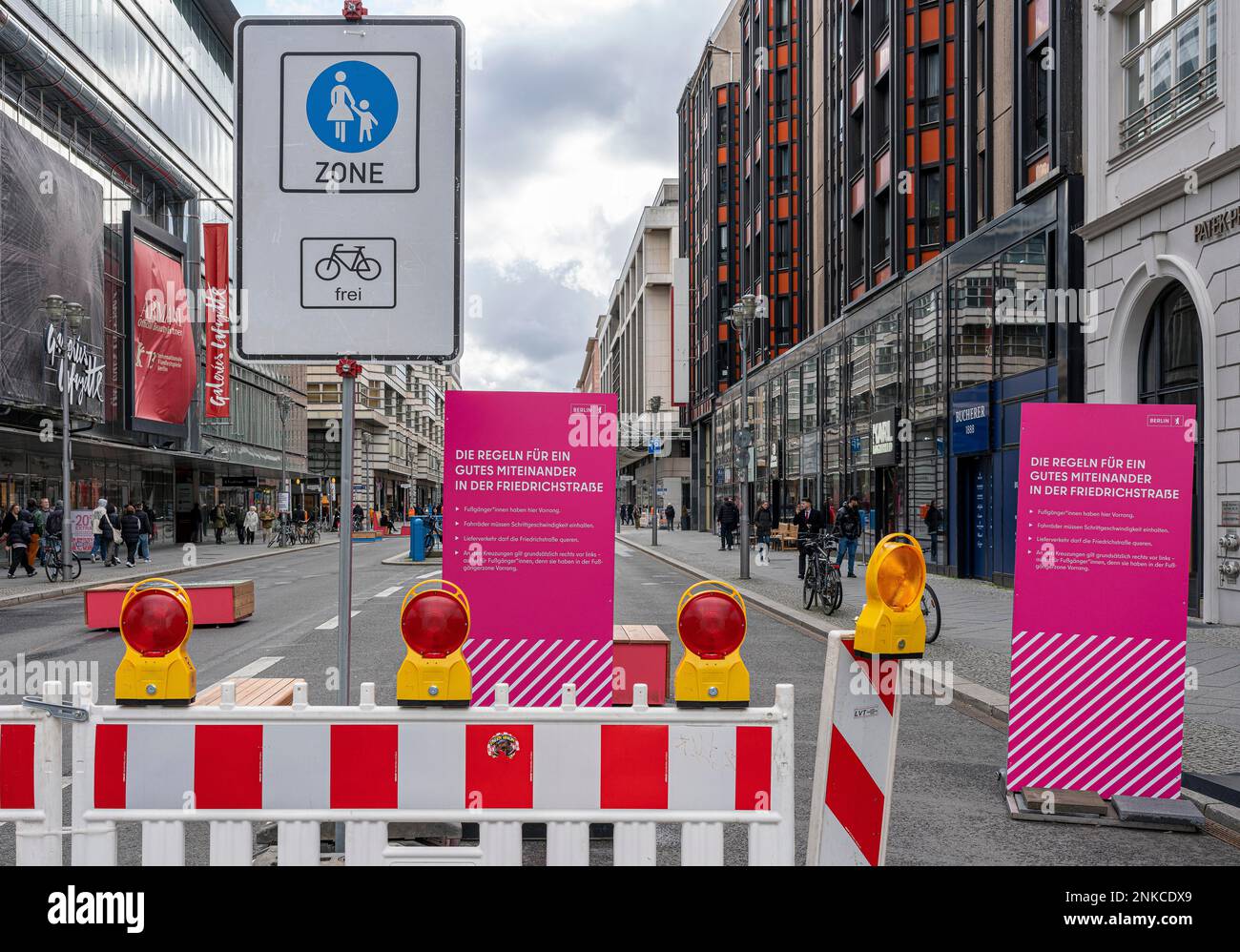 Fahrradstrasse, controverso progetto di traffico di Berlino a Friedrichstrasse, Berlino, Germania Foto Stock