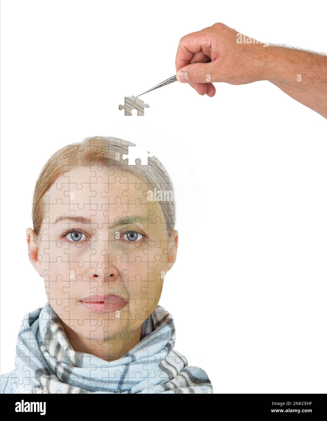 Ritratto di una donna come un puzzle, immagine simbolica della malattia di Alzheimers Foto Stock