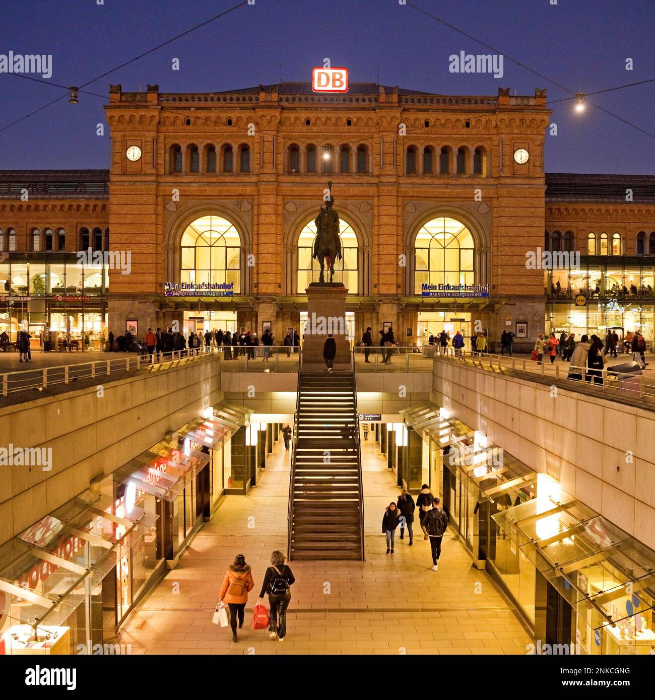 Bahnhofstrasse la sera, tra cui la Niki-de-Saint-Phalle-Promenade con la stazione centrale, Hannover, bassa Sassonia, Germania Foto Stock