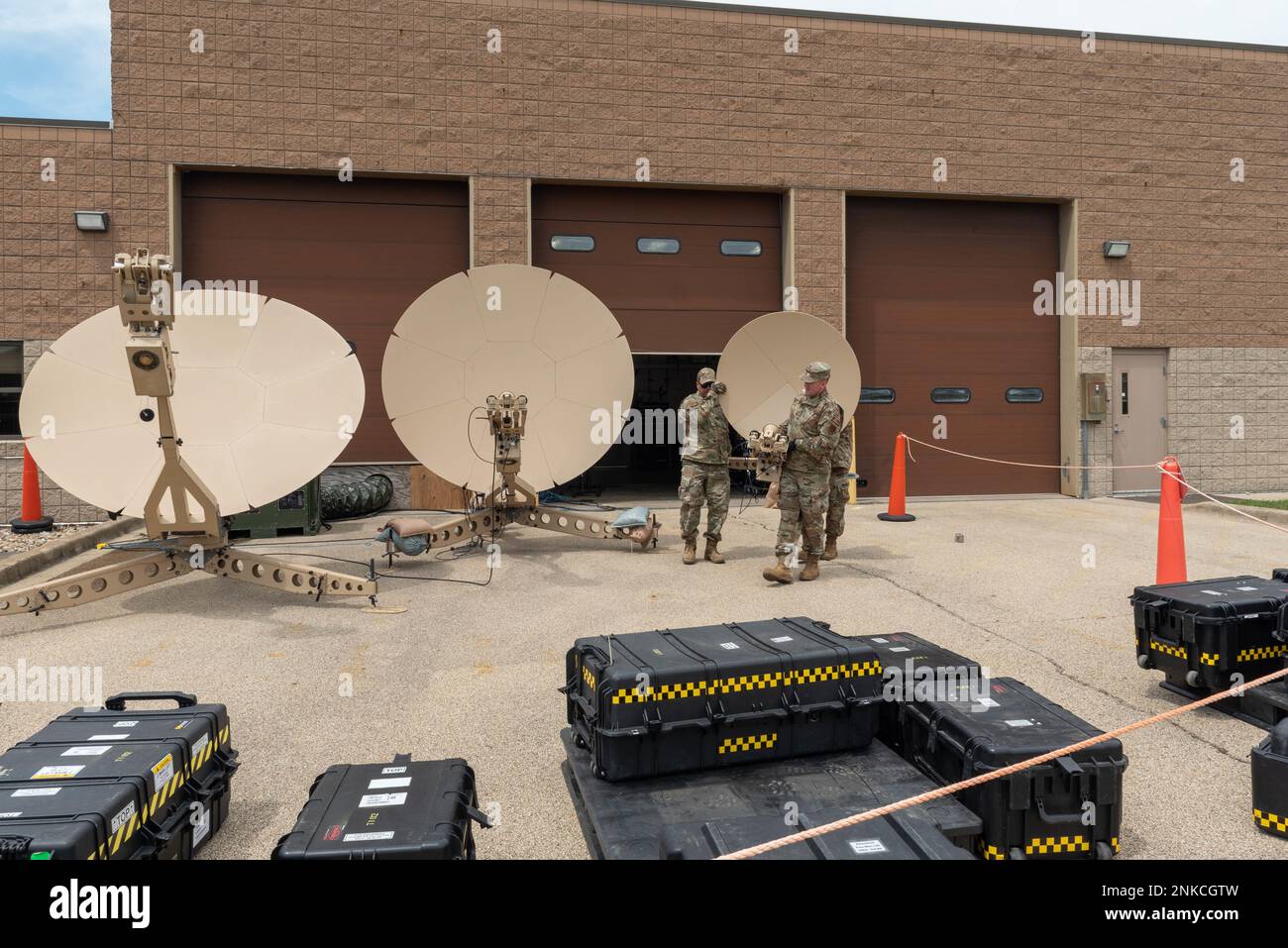STATI UNITI Air Force radio Frequency Transmission Specialists with the 264th Combat Communications Squadron, Illinois Air National Guard, move a 1,2 metri air bus ranger satellite per ridistribuire il suo consumo di energia presso la 182nd Airlift Wing, Peoria, Illinois, 13 agosto 2022. Il satellite viene utilizzato per le operazioni di comunicazione come Internet. Foto Stock