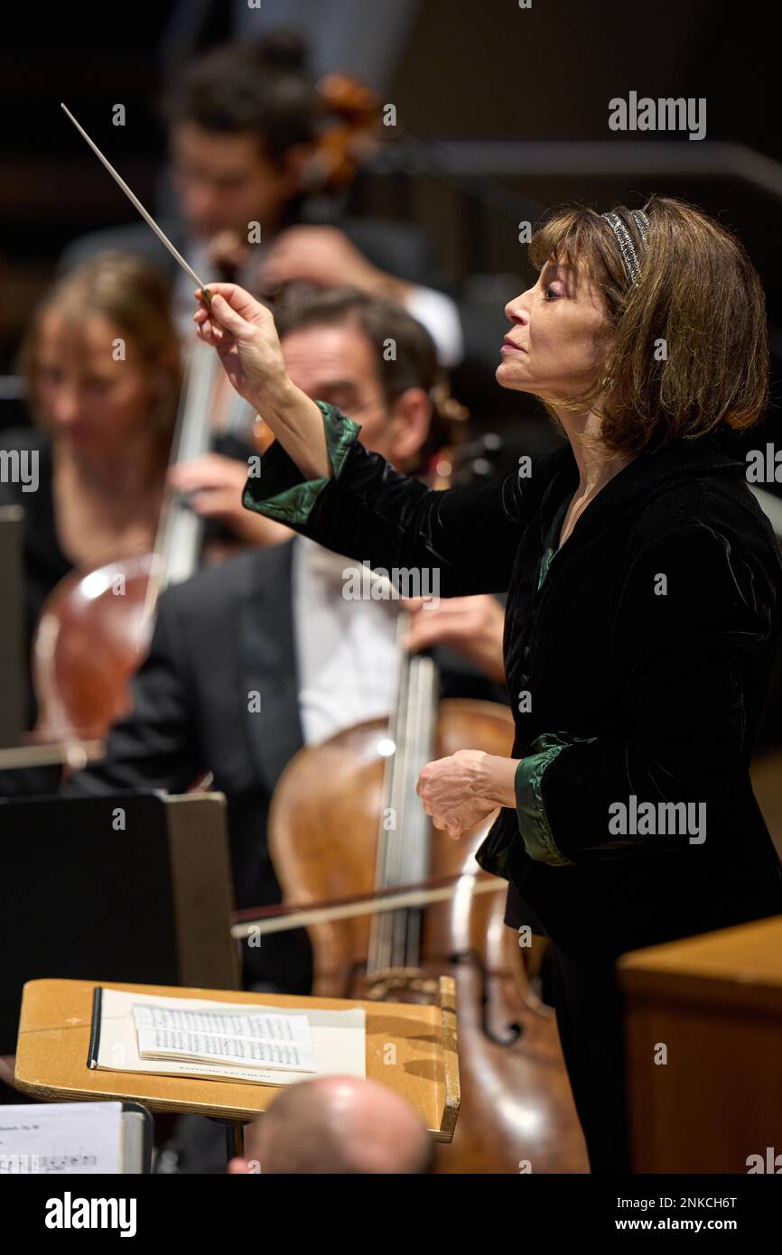 Il direttore americano JoAnn Falletta suona con l'Orchestra di Stato Rheinische Philharmonie a Koblenzs Rhein-Moselle-Halle. Coblenza Foto Stock